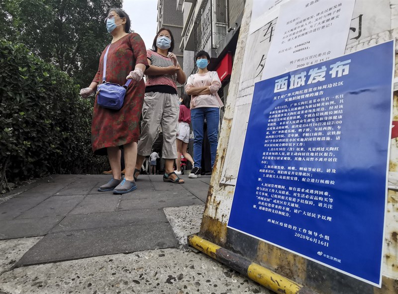 法新社彙整數據顯示,截至台灣19日晚間7時,全球至少45萬4101人死於武漢肺炎,確診病例逾850萬例。圖為北京廣外天陶紅蓮菜市場周邊7個社區因有確診患者出入實施封閉式管理。(中新社提供)