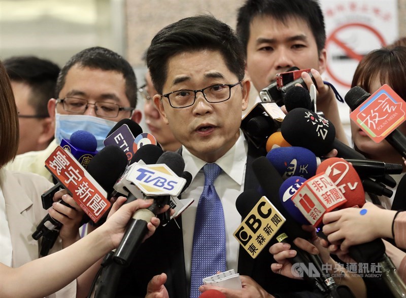 前台東縣長黃健庭（中）19日表示，他18日面見國民黨主席江啟臣報告獲提名為監察院副院長一事，並指出過去監委是由各黨派推薦組成，是為國家效力、不是為了政黨。如果他的提名案不能得到國民黨的祝福，「那麼我寧可退出」。中央社記者張皓安攝　109年6月19日