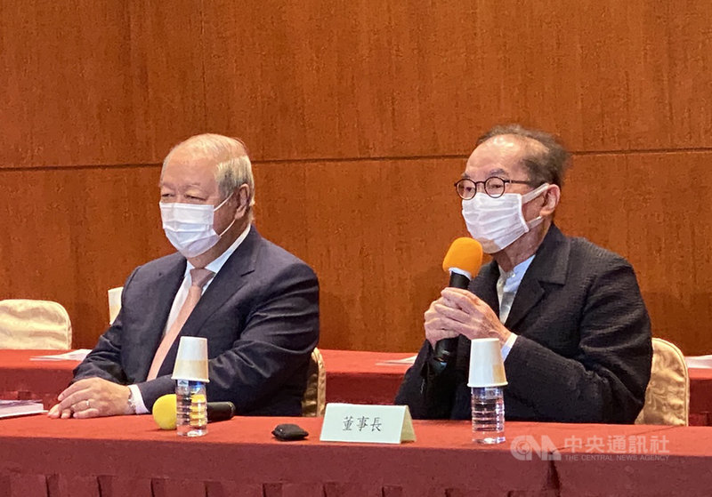 代工廠廣達19日舉行股東會,董事長林百里(右)、副董事長梁次震(左)於會後回答媒體提問,梁次震說,隨著國際情勢變化,廣達持續增加台灣產能。中央社記者吳家豪攝 109年6月19日