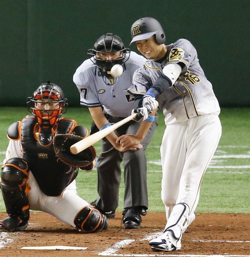 日本職業棒球在延宕約3個月後19日正式開打,東京巨蛋舉行的讀賣巨人隊對阪神虎隊,阪神隊西勇輝在第3局率先擊出全壘打。(共同社提供)