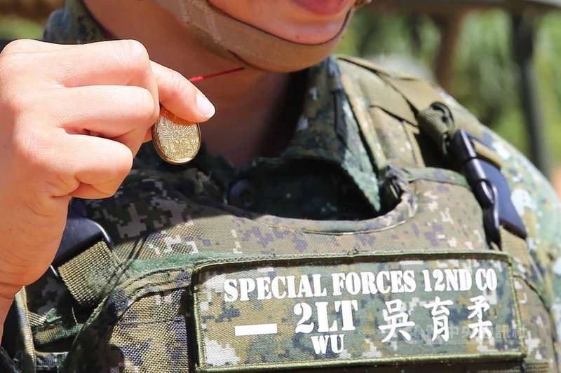 特戰女官兵吳育柔19日進行行軍演練,她表示這條媽祖神像項鍊是母親替她祈求的,希望從軍順利。中央社記者游凱翔攝 109年6月19日