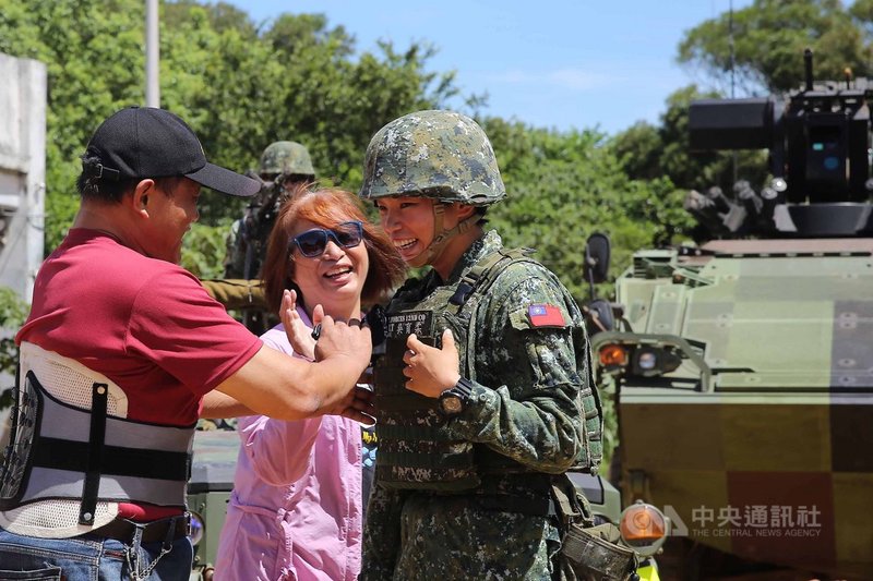 特一營特二連女性少尉輔導長吳育柔(右)19日進行行軍演練,訓後父母親突然現身打氣,讓她又驚又喜。中央社記者游凱翔攝 109年6月19日