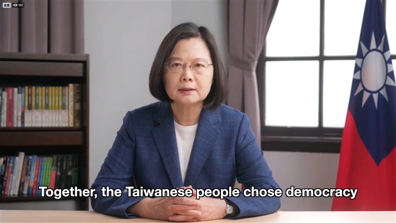 總統蔡英文19日在哥本哈根民主高峰會致詞，主持人以「中華民國台灣總統」介紹蔡總統出場。（圖取自facebook.com/AllianceofDemocracies）