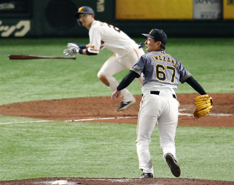 巨人隊19日在王牌投手菅野智之好投及吉川尚輝(後)2分砲逆轉勝情況下,達成隊史6000勝。(共同社提供)