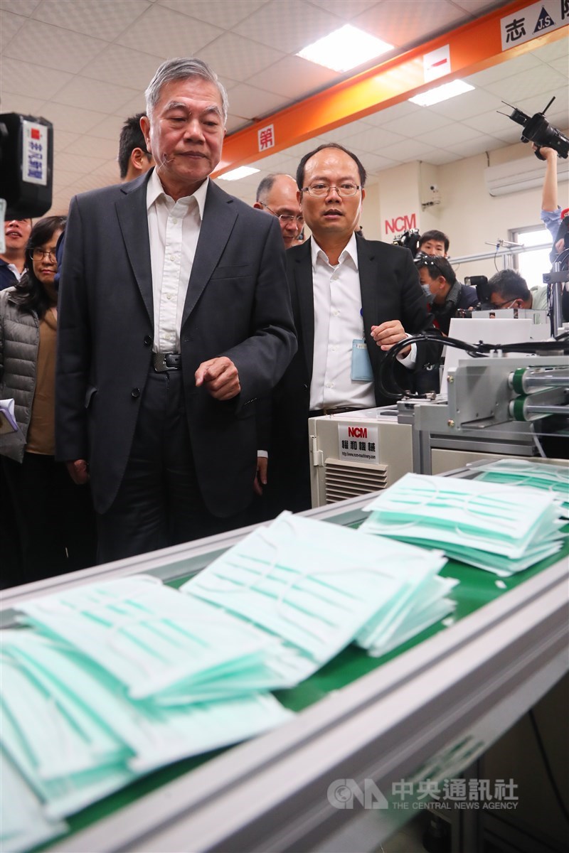 經濟部長沈榮津出身基層、草根性強,以苦幹實幹著稱,年初台灣遭受武漢肺炎疫情衝擊,他憑藉著與業界好交情,催生口罩國家隊,被封為「最強歐吉桑」。圖為沈榮津2月14日視察口罩設備生產新機組情形。(中央社檔案照片)