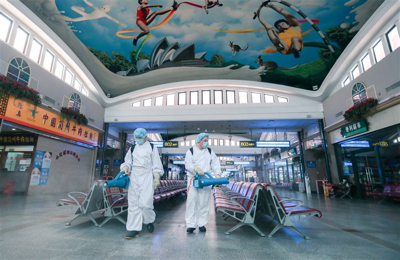 北京爆發新一波疫情,中國國務院19日重啟疫情聯防聯控機制記者會。圖為工作人員18日在北京站執行消毒作業。(中新社提供)
