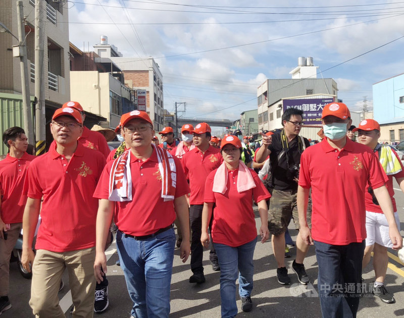 大甲媽祖遶境進香活動回鑾19日進入台中轄區,立法院副院長蔡其昌(前左2)上午參與徒步遶境。中央社記者趙麗妍攝 109年6月19日