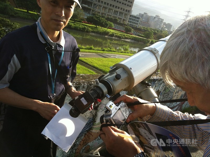 2012年5月21日台灣觀測日食,台北市立天文館在雙溪堤防架設天文望遠鏡供民眾觀賞。(中央社檔案照片)