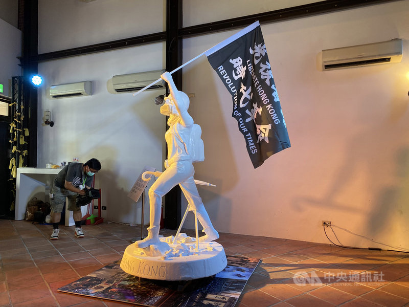 20日在台北剝皮寮歷史街區開幕的「穿石 Surmount/香港騷動年代—抗志」,展出「香港民主女神像」,由3D列印技術加上黏土製作而成,是「反送中」精神的代表展品。中央社記者賴言曦攝 109年6月20日