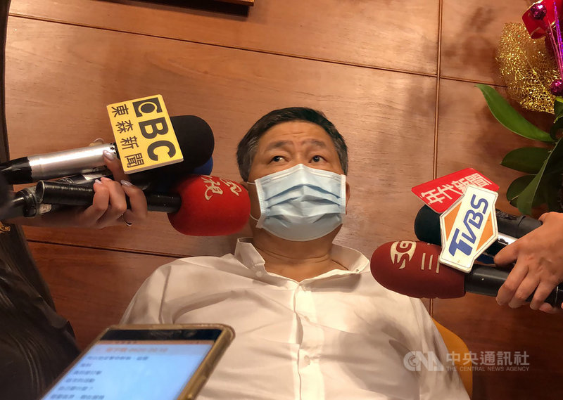 台中大甲鎮瀾宮董事長顏清標20日受訪,被問及對今年媽祖遶境進香活動如何評分,他說,「自己不敢打自己的分數」,用心完成比較重要,讓各界善心大眾去評斷,他感覺還算及格。中央社記者趙麗妍攝 109年6月20日