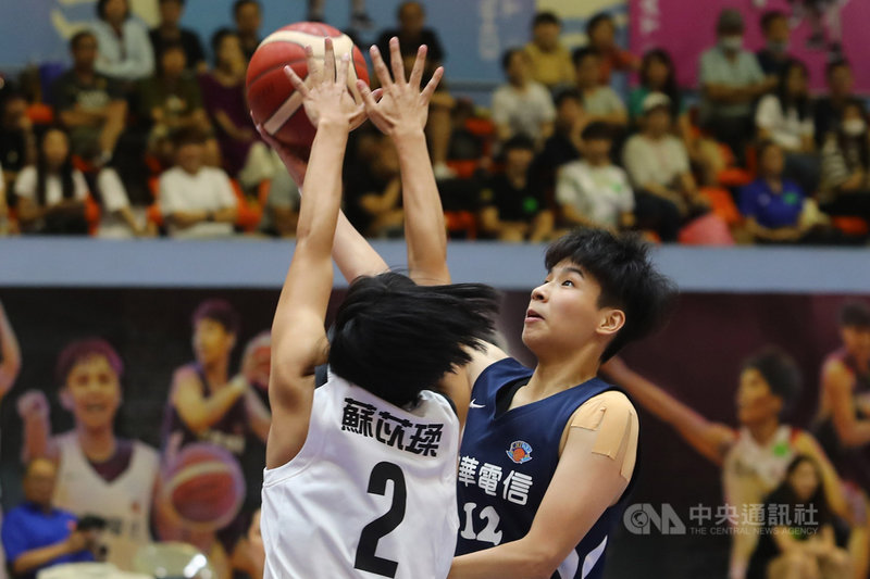 第15季WSBL女子超級籃球聯賽3戰2勝制季軍戰,中華電信黃湘婷(右)20日全場攻下16分13籃板,助隊在季後戰中連勝兩場,拿下季軍。中央社記者王騰毅攝 109年6月20日
