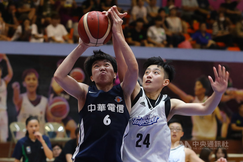第15季WSBL女子超級籃球聯賽3戰2勝制季軍戰20日持續展開,中華電信徐千惠(左)全場貢獻18分8籃板2助攻,助隊奪勝,電信也在系列賽中以2比0拿下季軍。中央社記者王騰毅攝 109年6月20日