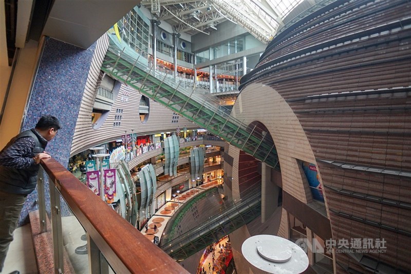 八德路三段附近京華城工地20日發生意外,疑似樓地板坍塌。圖為2019年11月30日京華城最後一個營業日。(中央社檔案照片)