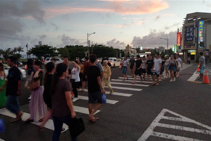 端午連假是疫情解封後的第一個連續假期,國旅市場正夯,花東、墾丁及台南等觀光熱點幾乎滿房。圖為墾丁街頭遊客。(檔案照片/恆春警分局提供)