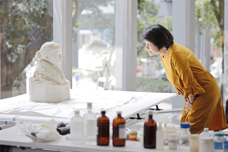 林曼麗20年前就見過〈少女胸像〉,當時的悸動至今印象仍很鮮明。(圖片提供:北師美術館)