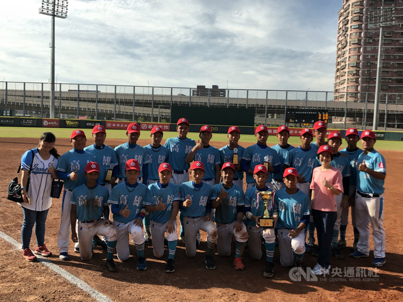 109年華南金控盃全國青少棒錦標賽,高雄市隊21日以6比5擊敗桃園市隊,睽違5年奪冠,取得U15世界盃棒球賽中華隊組訓權。中央社記者謝靜雯攝 109年6月21日