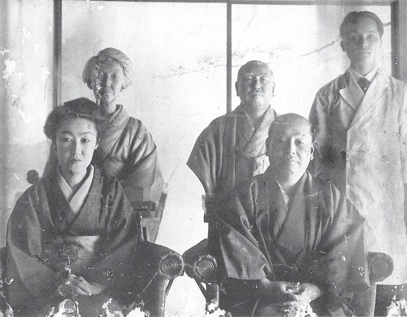 黃土水(右)在1926年前後已經頗具名氣,還幫久邇宮邦彥王夫婦塑像。(翻攝自《黃土水百年誕辰紀念特刊》)