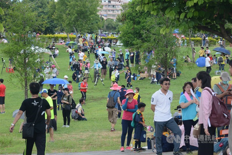 天文盛事日環食21日下午登場,嘉義北香湖公園聚集大批民眾搶看難得天文景象。中央社記者林俊耀攝 109年6月21日