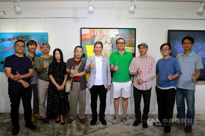 文化部長李永得(右5)21日到高雄EAGLE藝術空間參訪「大南方ing聯展」,並與參展藝術家交流,期許豐厚南方藝術發展能量。(文化部提供)中央社記者程啟峰高雄傳真 109年6月21日