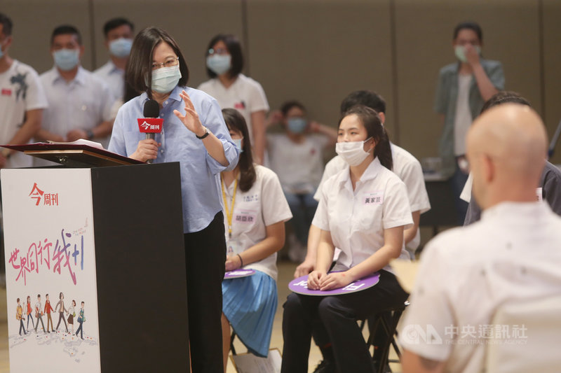 總統蔡英文(前左)21日在華南銀行總行大樓國際會議中心,出席「小英總統與高中生面對面論壇」活動,致詞勉勵高中學生。中央社記者鄭傑文攝 109年6月21日