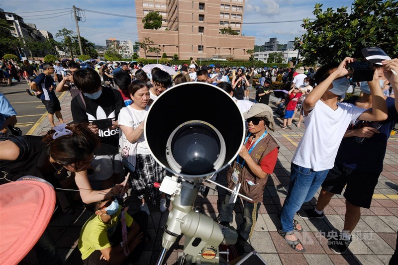 天文盛事日環食21日下午登場,台北市天文館外架設天文望遠鏡,並發放簡易觀測工具,吸引大批人潮前往觀賞天文奇景。中央社記者王飛華攝 109年6月21日