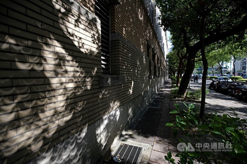 難得一見的日環食天文現象21日下午登場,錯過要再等195年,台北市可見食分甚大的日偏食。圖為樹影投射出日食形狀。中央社記者裴禛攝 109年6月21日