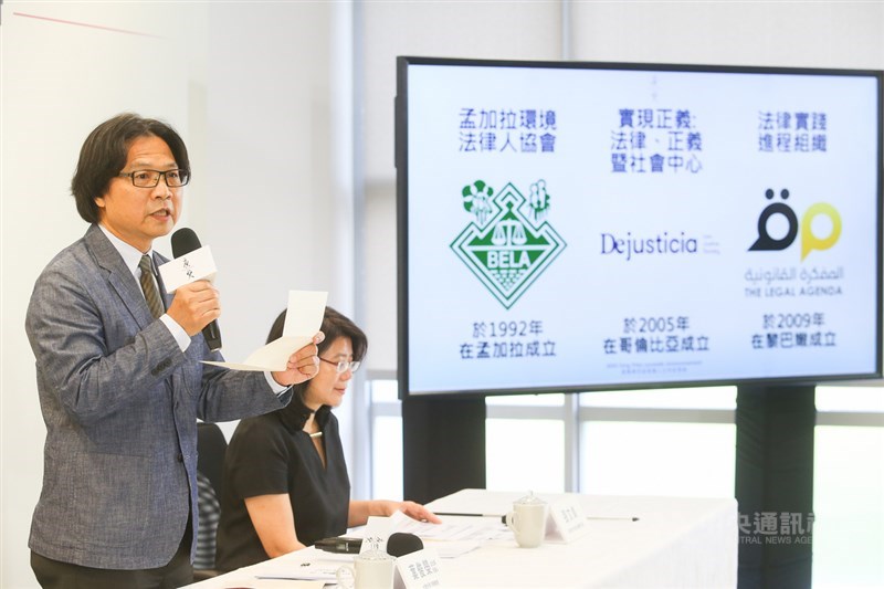 財團法人唐獎教育基金會21日舉行唐獎第4屆得獎人公布記者會,台大特聘教授葉俊榮(左)公布法治獎得主。中央社記者謝佳璋攝 109年6月21日