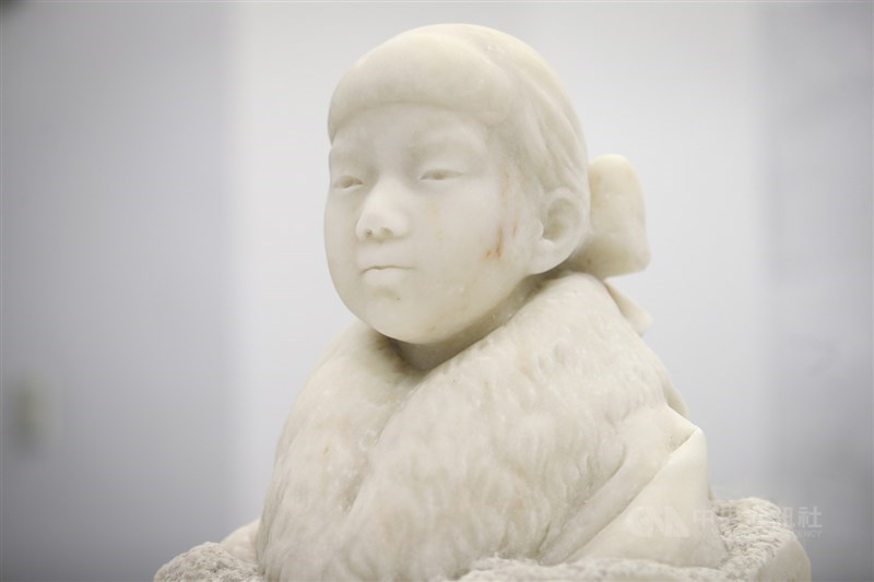 黃土水以半圓凹入呈現眼珠的效果,使得少女更有靈性生氣。(中央社記者王騰毅攝)