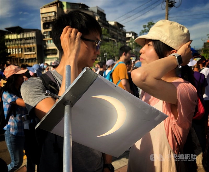 天文盛事日環食21日下午登場,台北市可見日偏食,適逢週末假日,許多民眾前往台北市天文館觀賞難得一見的天文奇觀。中央社記者王飛華攝 109年6月21日