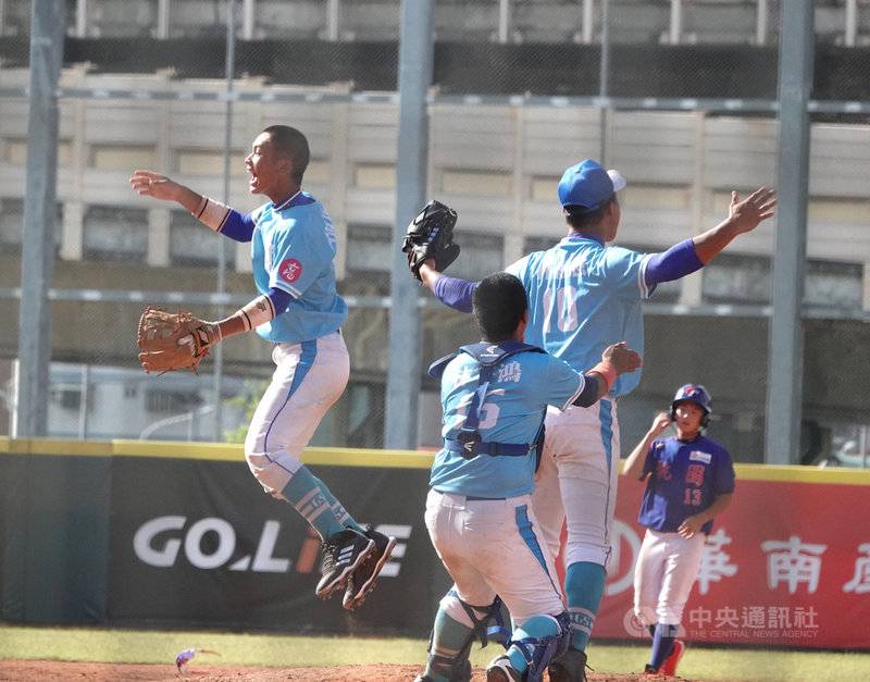 109年華南金控盃全國青少棒錦標賽冠軍戰,高雄市隊21日以6比5擊敗桃園市隊、成功復仇,睽違5年再奪冠,取得U15世界盃棒球賽中華隊組訓權。中央社記者謝靜雯攝 109年6月21日