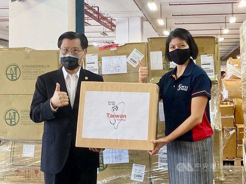 台灣22日捐贈100萬片醫療級口罩與10萬片N95口罩給新加坡國家福利理事會,圖為駐星代表梁國新(左)與新加坡國家福利理事會總裁陳麗珊(右)合影。(駐新加坡台北代表處提供)中央社記者黃自強新加坡傳真 109年6月22日