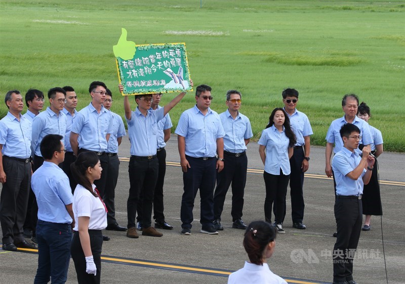 國機國造、首架AJT（Advanced Jet Trainer）新式高教機108年在台中漢翔公司出廠，並定名為「勇鷹」，首架勇鷹新式高教機22日上午在台中清泉崗機場正式首飛，漢翔員工高舉看板向總統蔡英文致意。中央社記者謝佳璋攝　109年6月22日