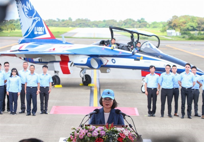 國機國造、首架勇鷹新式高教機去年9月在台中漢翔公司正式出廠，歷經近一年動態、靜態測試後，22日上午在台中清泉崗舉辦正式首飛典禮；總統蔡英文（前中）前往視導，並在勇鷹前致詞、慰勉。中央社記者謝佳璋攝 109年6月22日