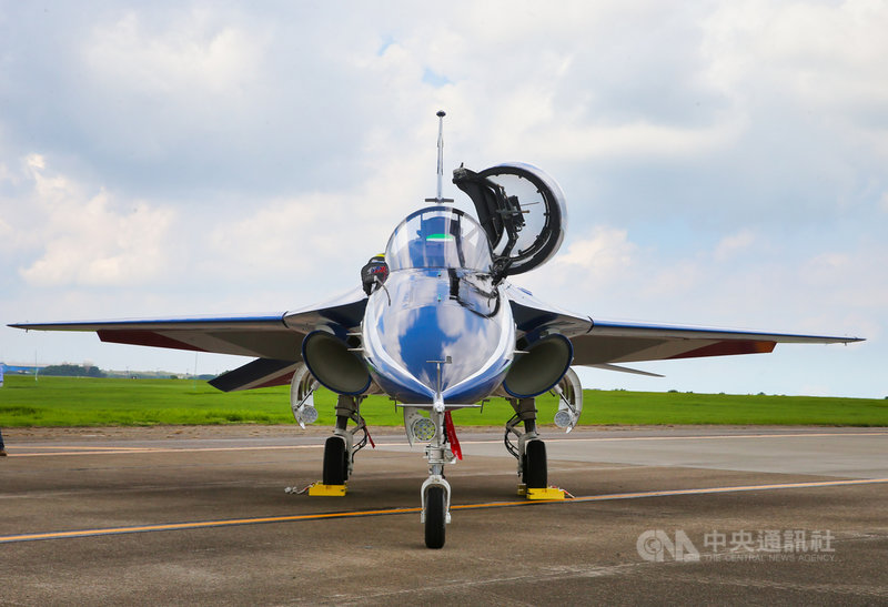 國機國造、首架勇鷹新式高教機22日上午在台中清泉崗舉辦正式首飛典禮,並做靜態展示。中央社記者謝佳璋攝 109年6月22日