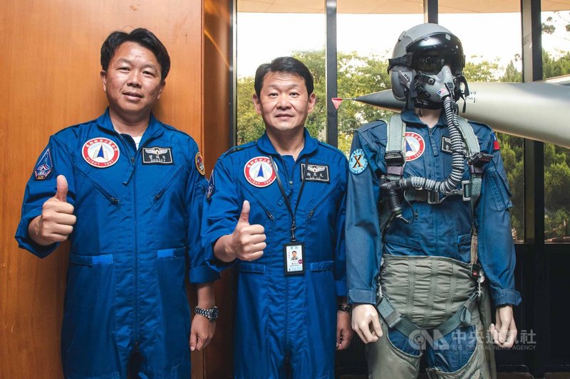 勇鷹高教機22日上午在台中成功首飛,試飛官管延年(左)、路志元(右)會後接受媒體訪問,強調對勇鷹機有信心。中央社記者游凱翔攝 109年6月22日