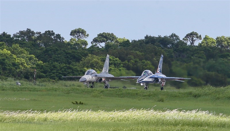 首架勇鷹新式高教機(右)和同樣是國造的經國號IDF戰機(左),22日上午在台中清泉崗機場跑道待命準備起飛。中央社記者謝佳璋攝 109年6月22日