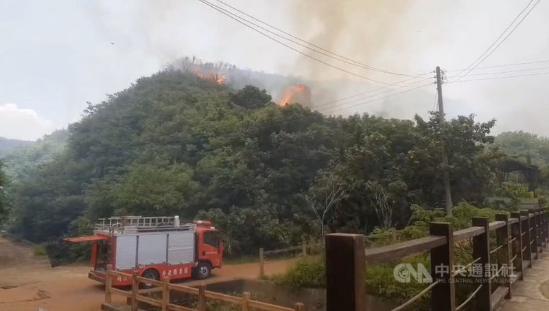 苗栗縣後龍鎮知名景點好望角22日發生山林火警,消防局獲報立即出動人車前往救援,阻絕火勢蔓延。(苗栗縣消防局提供)中央社記者管瑞平傳真 109年6月22日