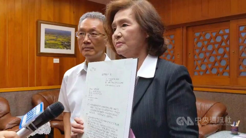 日本沖繩縣石垣市議會22日表決通過將釣魚台列嶼所在行政區從「登野城」變更為「登野城尖閣」。宜蘭縣長林姿妙(右)持縣府發函內政部公文,懇請中央正式將釣魚台列嶼更名為頭城釣魚台。(讀者提供)中央社記者王朝鈺傳真 109年6月22日