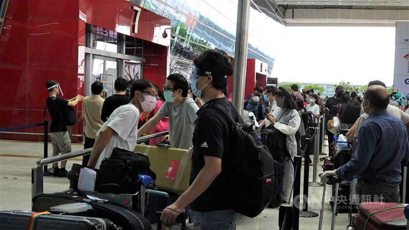 24名因工作或旅遊滯留印度的台灣旅客21日下午起在新德里國際機場外排隊等候進入航廈，但因印度航空公司系統出問題，使許多人在機場外等候數小時。中央社記者康世人新德里攝  109年6月22日