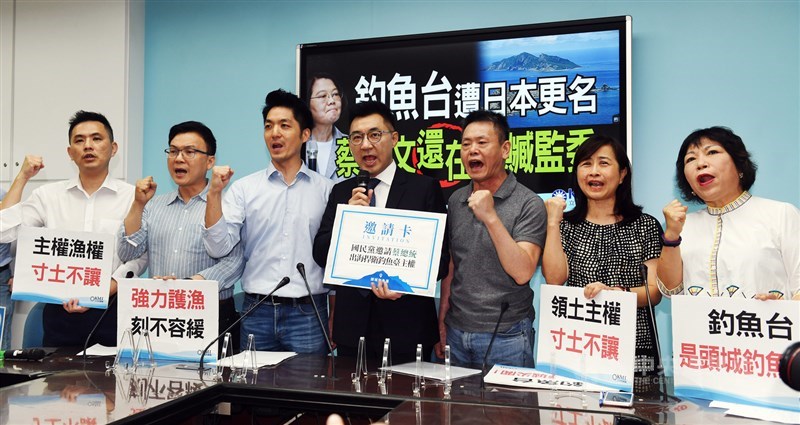 國民黨主席江啟臣(中)、立委葉毓蘭(右起)、林奕華、立法院黨團總召林為洲、立委陳以信(左起)、鄭正鈐、黨團書記長蔣萬安,22日在黨團記者會持看板呼口號,呼籲總統蔡英文在釣魚台列嶼的立場上要硬起來。中央社記者施宗暉攝 109年6月22日
