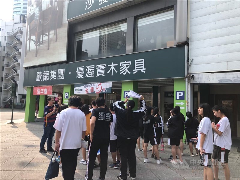 高雄市文山高中帶領學生踏察市內的美麗島事件史蹟，美麗島雜誌社原址的建築被保留下來，但已成為家具行。（王政智提供） 中央社記者陳至中台北傳真 109年6 月 22日