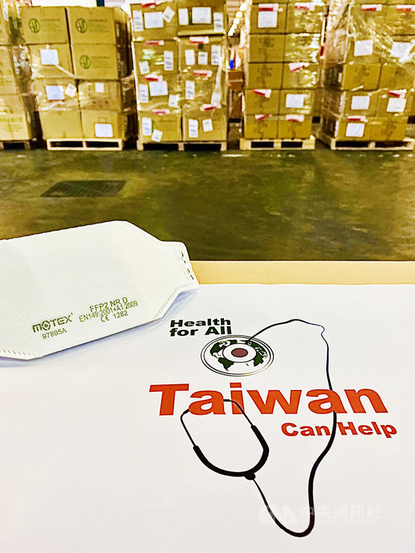 台灣22日捐贈100萬片醫療級口罩與10萬片N95口罩給新加坡國家福利理事會,發揮防疫無國界的大愛精神,這也是台灣第二度捐贈新加坡口罩。(駐新加坡台北代表處提供)中央社記者黃自強新加坡傳真 109年6月22日