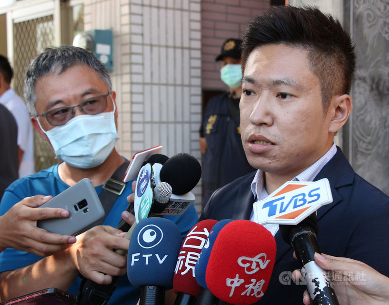 日本石垣市議會通過將釣魚台所在行政區更名「登野城尖閣」,總統府發言人張惇涵(右)22日表示,釣魚台列嶼是中華民國領土,主權屬於中華民國,這是不爭的事實,任何單方面行為都不能改變。中央社記者蘇木春攝 109年6月22日