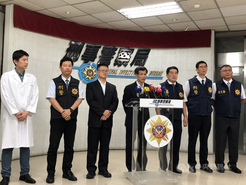 配合槍砲彈藥刀械管制條例修法12日上路，刑事局展開今年第2度掃蕩黑槍行動，23日下午舉行記者會，宣布12日至23日的全國掃槍行動共查獲100案、108嫌，並掃蕩改造槍枝工廠19處，緝獲非法槍枝148枝。中央社記者侯文婷攝　109年6月23日