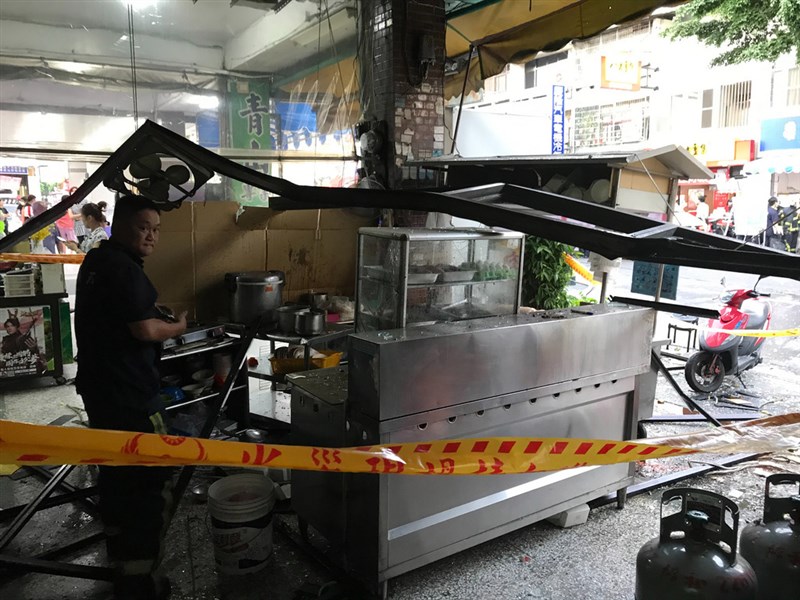 台中市南屯區黎明路一段一家麵店23日發生瓦斯氣爆，現場9人受傷送醫。（台中市消防局提供）中央社記者蘇木春傳真　109年6月23日