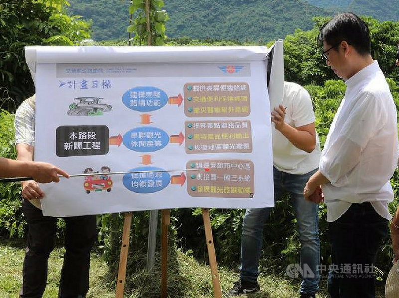 民進黨高雄市長補選參選人陳其邁(右)23日前往高雄六龜關心國道10號延伸案,陳其邁說,這是他擔任行政院副院長期間,立委邱議瑩一直積極爭取,希望能夠如期如質完工建設地方。(陳其邁競選辦公室提供)中央社記者陳朝福傳真 109年6月23日