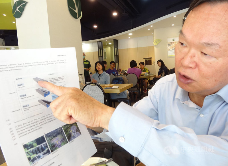 中興大學水土保持學系特聘教授陳樹群(圖)發明「可調柵欄式防砂壩」,可拆解重組又不會危害生態,並將防砂壩寫成學術論文,向國際期刊ESPL(Earth Surface Processes and Landforms)投稿,希望促成更多水域施作,讓全球的防砂壩都會呼吸。中央社記者楊淑閔攝 109年6月23日