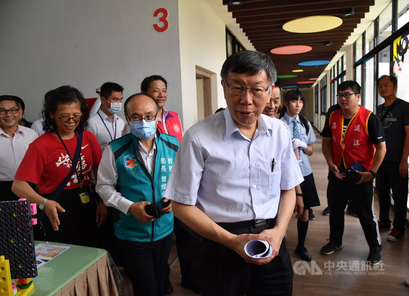 台北市長柯文哲(前中)23日出席台北市準公共幼兒園簽約暨政策宣示記者會,會後受訪指出,核准大巨蛋建照變更是件大事,之後會在記者會上把來龍去脈說清楚。中央社記者王飛華攝 109年6月23日