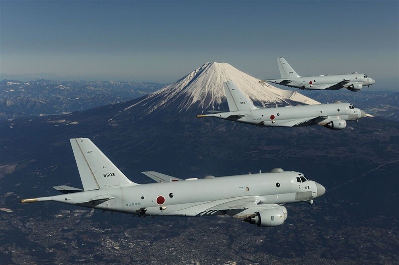 日本海上自衛隊18日下午在鹿兒島縣奄美大島東北方發現一艘外國潛艦潛航,出動P-1反潛機(圖)、P-3C反潛機與多艘潛艦進行情蒐與警戒監視。(圖取自維基共享資源網頁;作者海上自衛隊 ,CC BY 4.0)