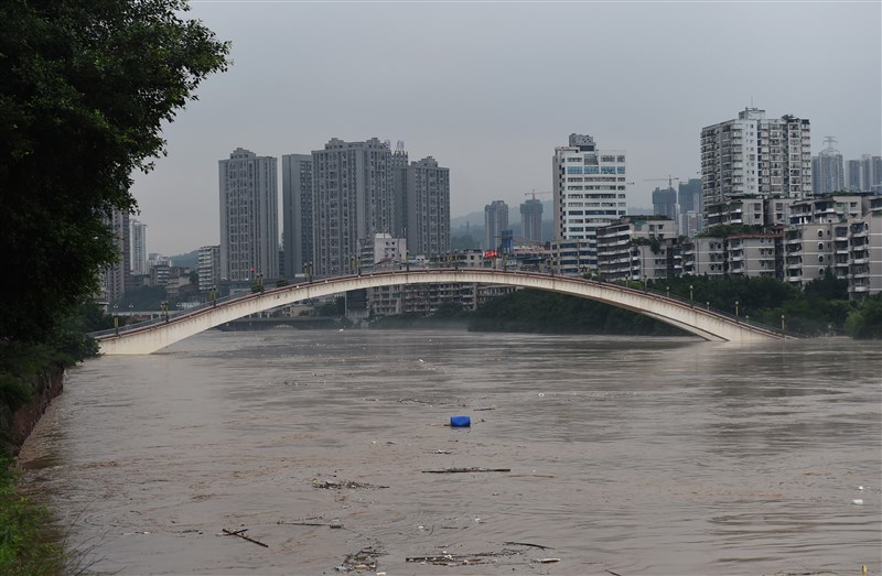 中國貴州、重慶至長江中下游一帶近來暴雨,預計仍持續多天,已有多地傳出災情。重慶22日出現80年來最大洪水,水位一度超過堤防防洪上限。(中新社提供)
